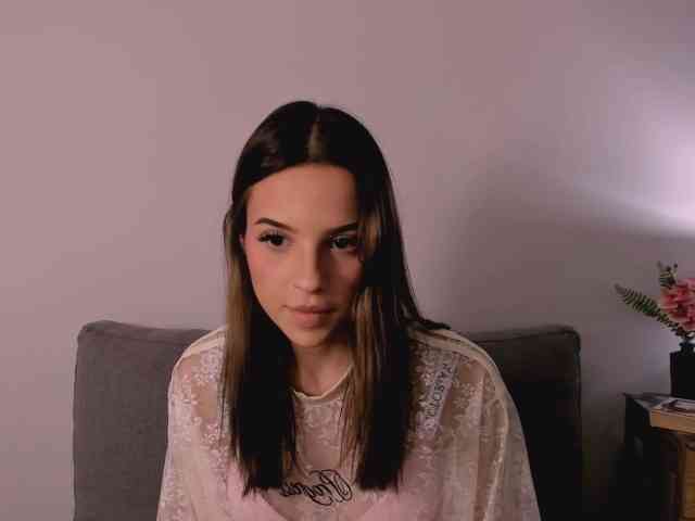 Model: HarperDelicate