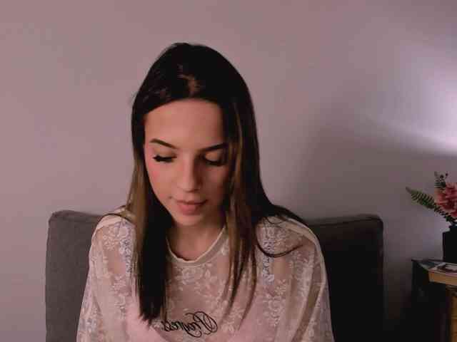 Model: HarperDelicate