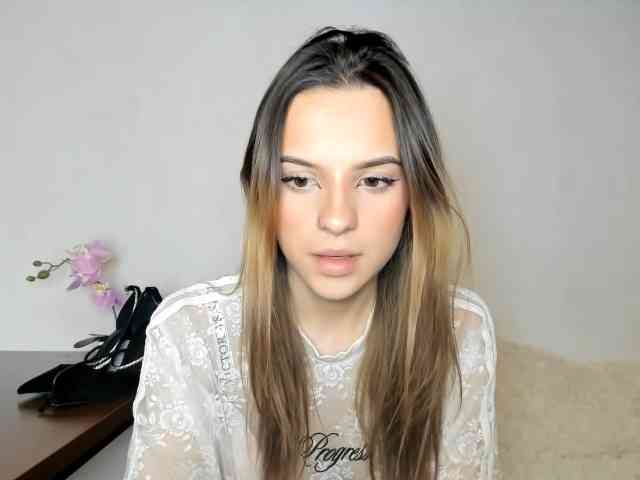 Model: HarperDelicate