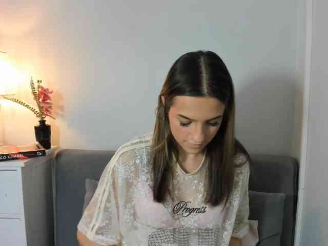 Model: HarperDelicate