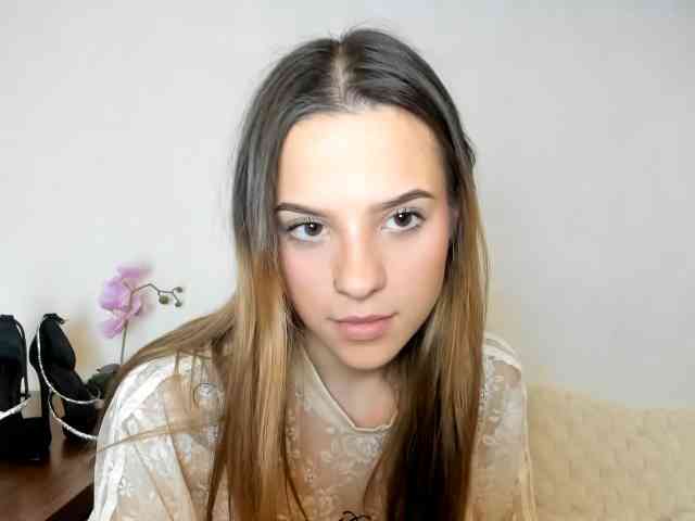 Model: HarperDelicate