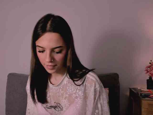 Model: HarperDelicate