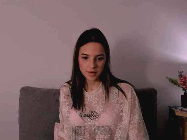 Model: HarperDelicate