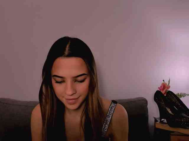 Model: HarperDelicate