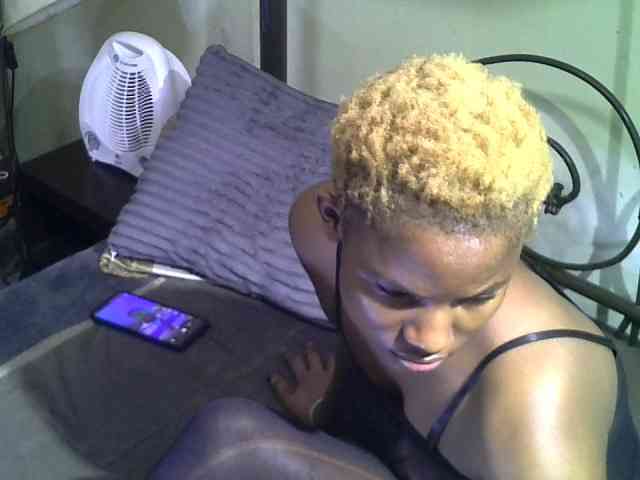 KissMeLuna webcam