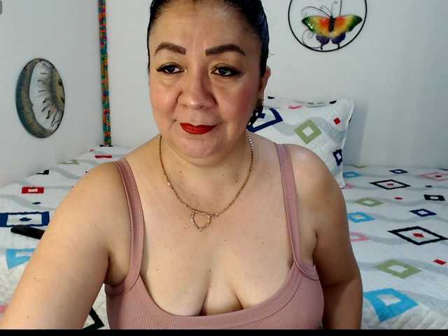 Yourhornyjuliettee1 live cam on BongaCams