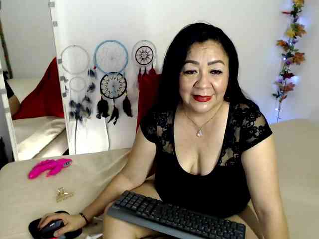 Yourhornyjuliettee1 webcam