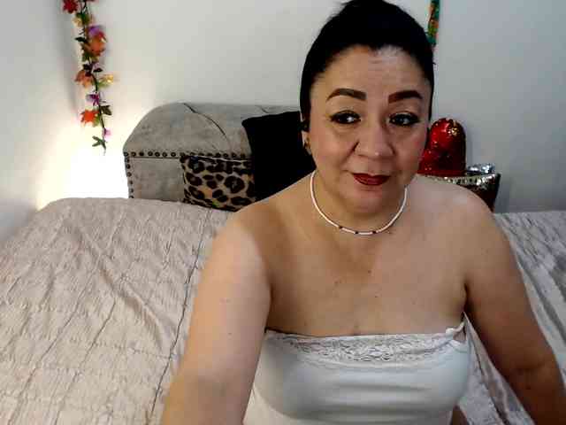 Yourhornyjuliettee1
