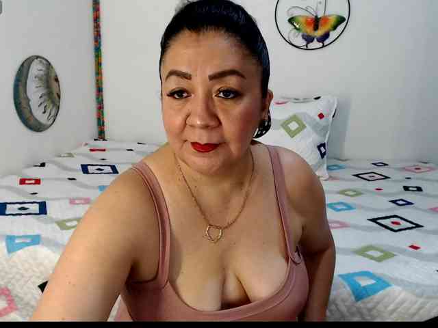 Yourhornyjuliettee1's webcam live show
