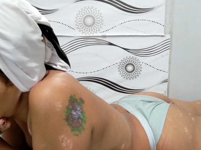 Urlovelypinay4u live cam on BongaCams