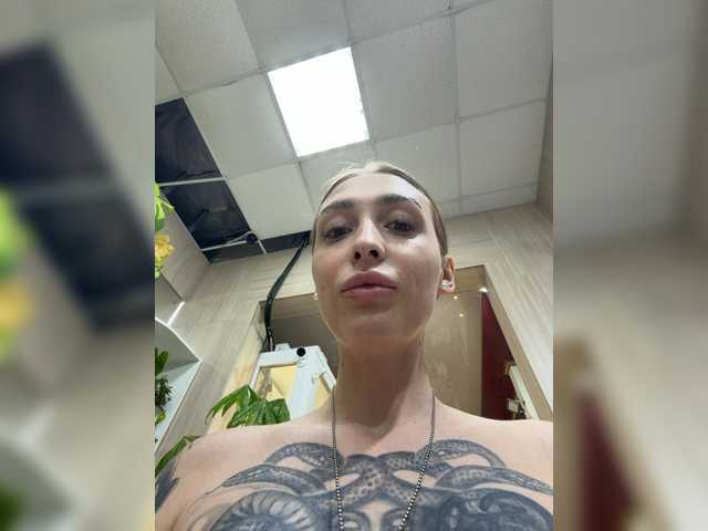 VibeLina live webcam show