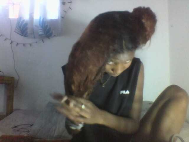 le modèle Edhsweet est en webcam porno dans un show sur le site bongacams, il possède les tags suivants: Ebony,Brunette,Trimmed