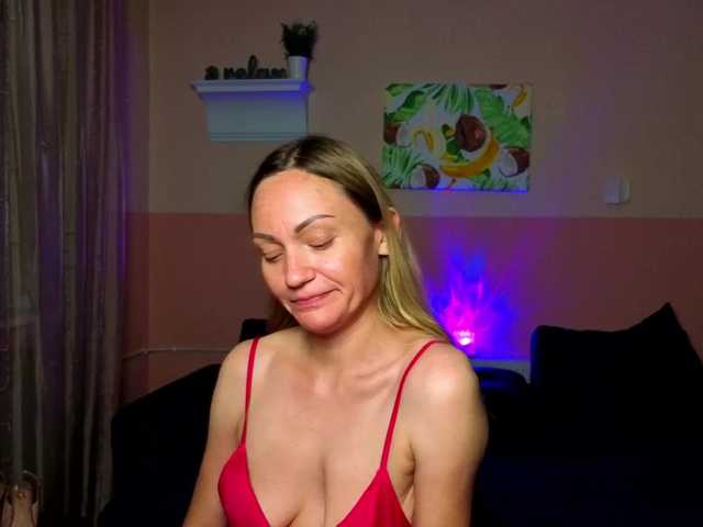 BlondMikeyy886 live webcam show