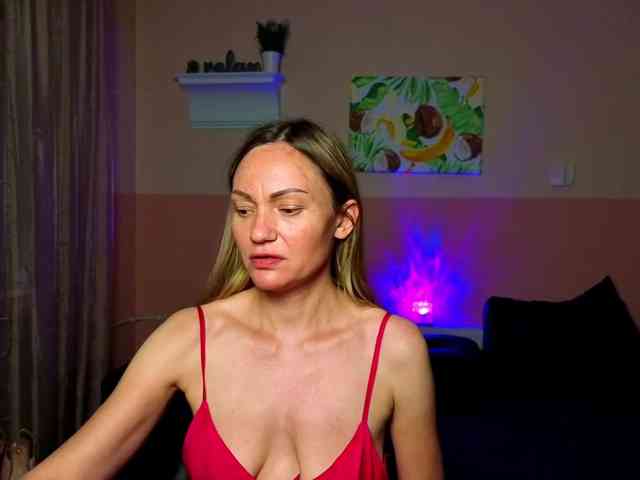 BlondMikeyy886 webcam