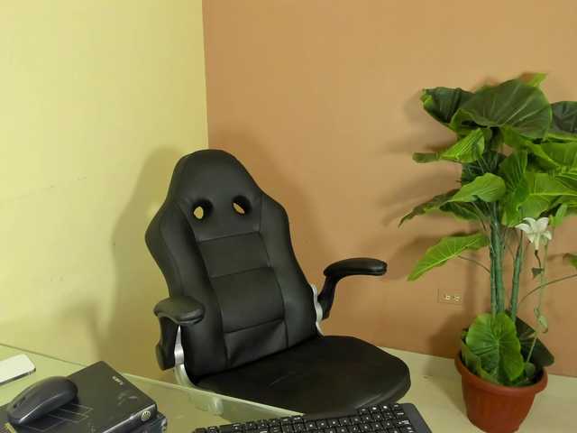 LevahMia1 live cam on BongaCams