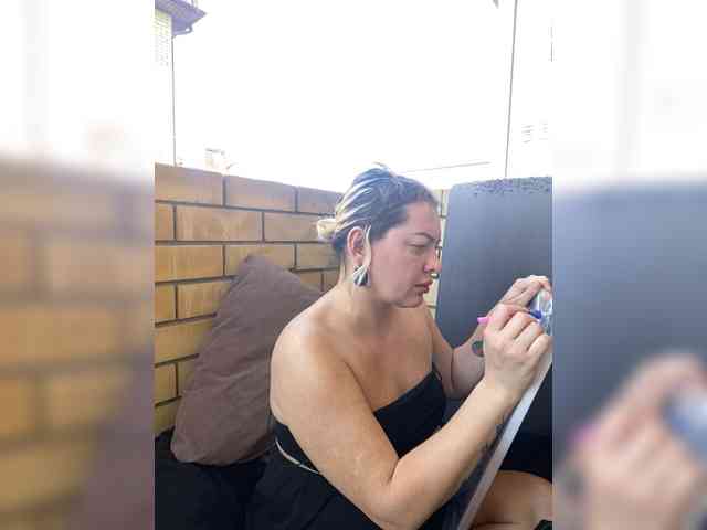 Milfaru Live Webcam on BongaCams