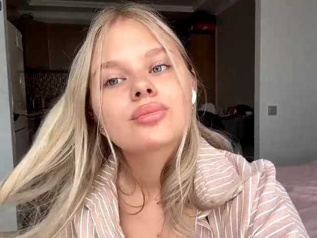 LakeshiaBuesing live cam on BongaCams