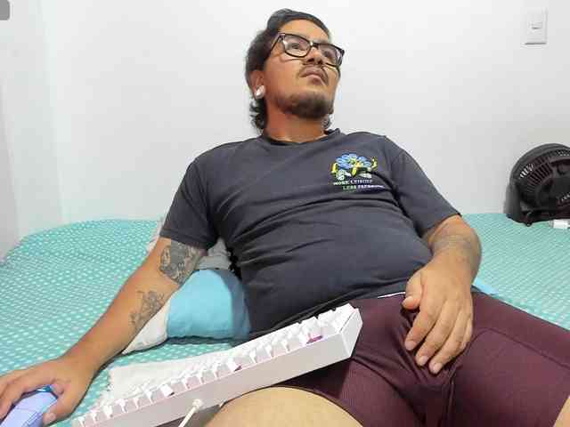 Axelhornyy Sex Cam Show