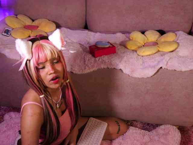 OnlyMiuu webcam