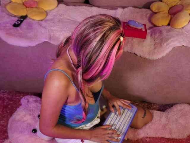 OnlyMiuu webcam