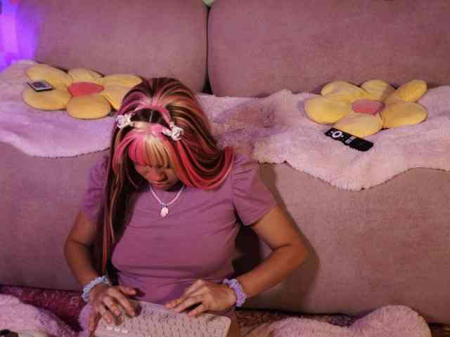 OnlyMiuu webcam