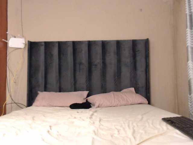 NAOMI-BESTER-1 live cam preview