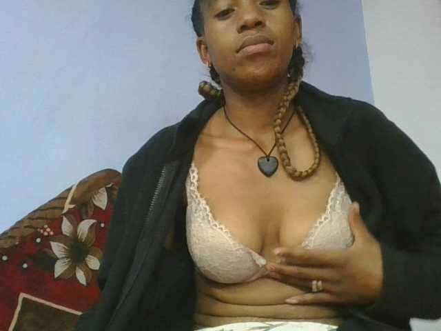 Charlinah live cam on BongaCams