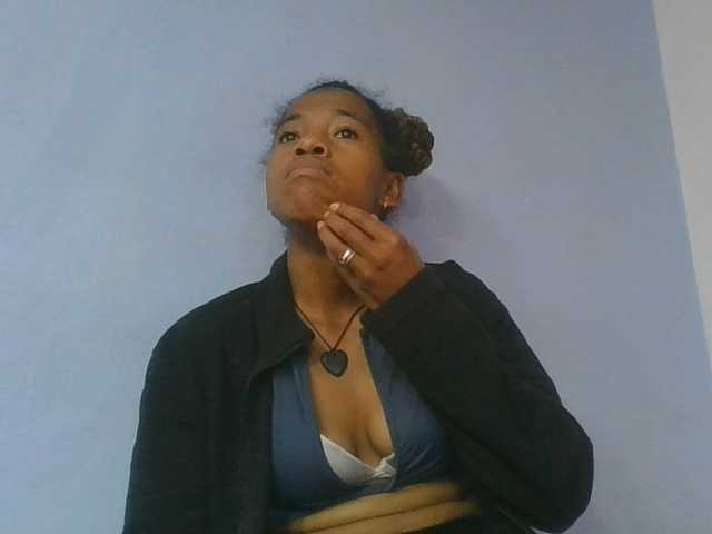 Charlinah live cam on BongaCams