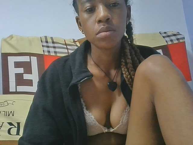 Charlinah live cam on BongaCams