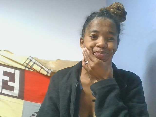 Charlinah live cam on BongaCams