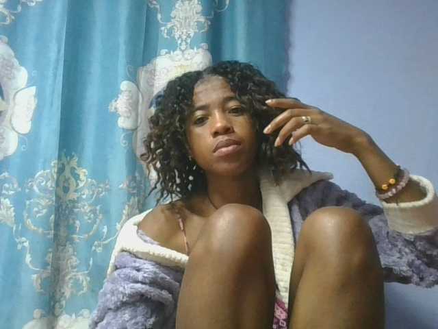 Charlinah live cam on BongaCams