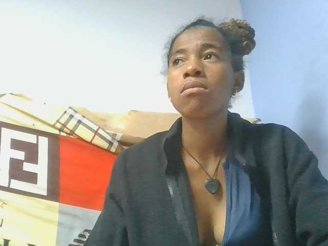 Charlinah live cam on BongaCams