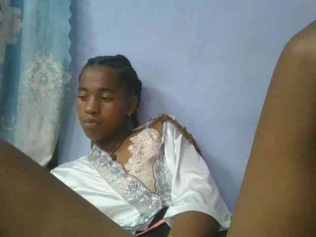 Model: Charlinah