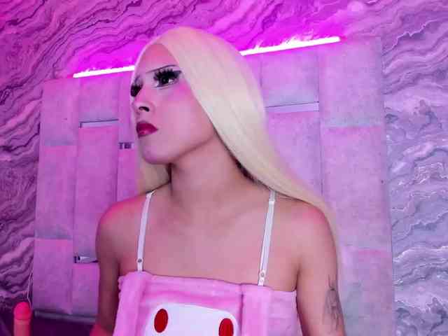 SandieLuxx Sex Cam Show