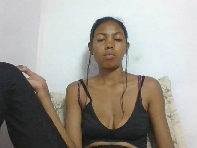 le modèle Layah7 est en webcam porno dans un show sur le site bongacams, il possède les tags suivants: Ebony,Brunette,Shaved