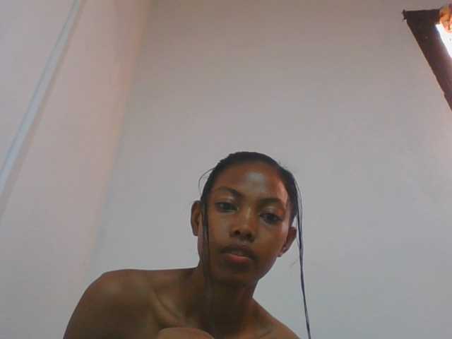 le modèle Layah7 est en webcam porno dans un show sur le site bongacams, il possède les tags suivants: Ebony,Brunette,Shaved