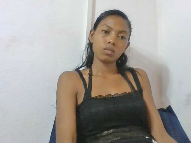 le modèle Layah7 est en webcam porno dans un show sur le site bongacams, il possède les tags suivants: Ebony,Brunette,Shaved