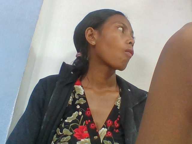 Layah7 live webcam show