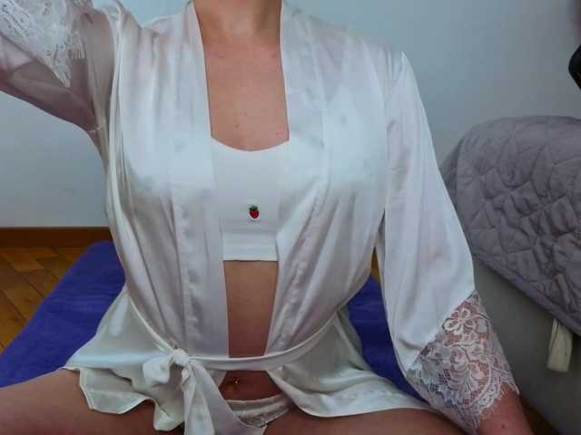 Kris-Crystal live cam on BongaCams