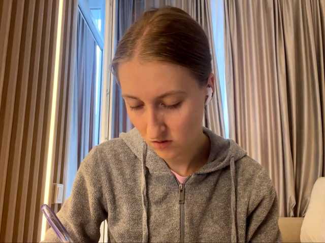 DionneCrum live cam on BongaCams