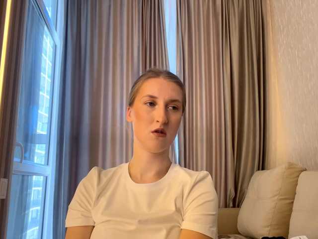 DionneCrum live cam on BongaCams