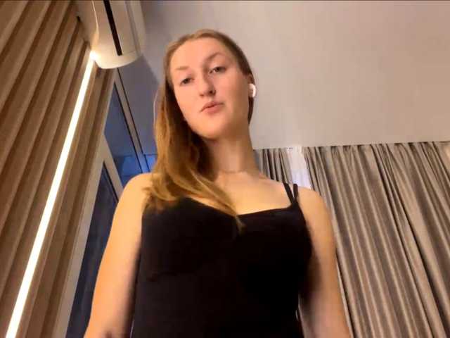 DionneCrum live cam on BongaCams