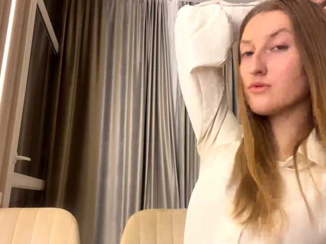 DionneCrum live cam on BongaCams