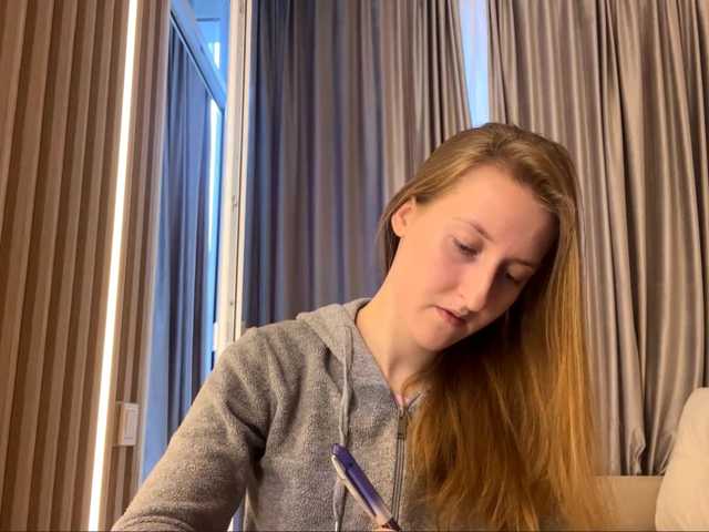 DionneCrum live cam on BongaCams