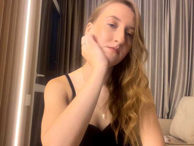 DionneCrum live cam on BongaCams