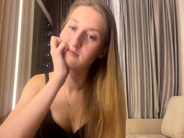DionneCrum live cam on BongaCams