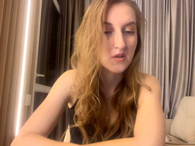 DionneCrum, live now on BongaCams