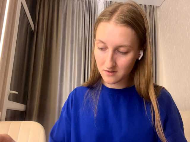 DionneCrum live cam on BongaCams