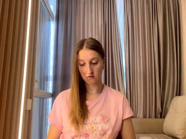 DionneCrum live cam on BongaCams