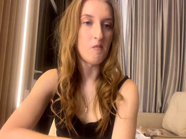 DionneCrum live cam on BongaCams